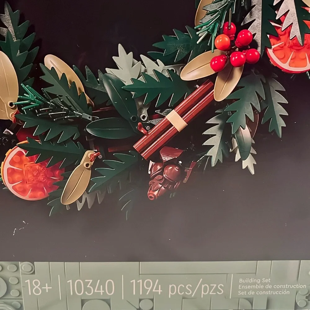 LEGO Icons Botanical Collection (10340) Christmas Wreath - Picture 5 of 11